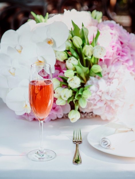 kwiaty i szklanka róży musujące talerz na zewnątrz widelec nóż na stole Sztućce jedzenie obiad food