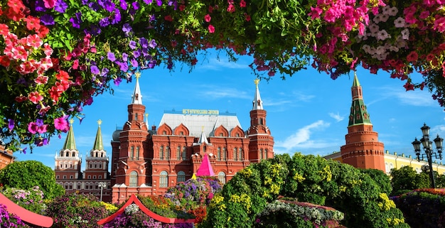 Kwiaty na placu Manezhnaya Moskwa Rosja Muzeum Historyczne jest napisane na dachu i Kremlu moskiewskim w tle