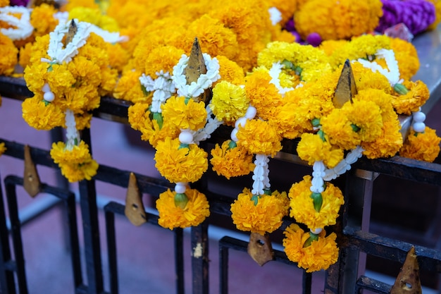 Kwiaty nagietka w świątyni Erawan. Thao Maha Phrom Shrine jest świątynią hinduską w Bangko