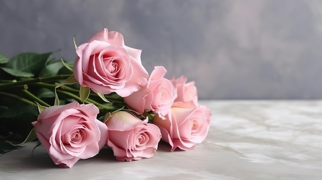Kwiaty róży z papierowymi sercami na stole