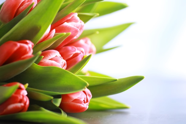 Kwiaty, wiosenne wakacje i koncepcja wystroju domu - Bukiet pięknych tulipanów, kwiatowy tło