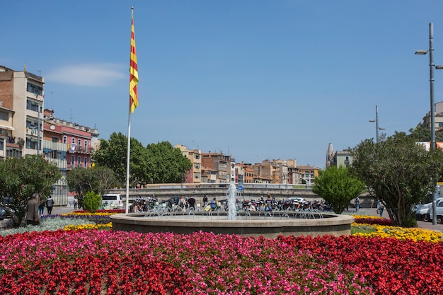 Kwietnik Fontanna I Flaga Katalonii Na Placa De Catalunya, Girona, Hiszpania.