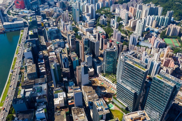 Kwun Tong, Hongkong 06 września 2019: Dron przelatuje nad miastem Hongkong
