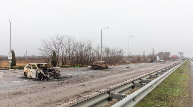 KYIV REG UKRAINE 02.04.2022 Zniszczone i spalone samochody widziane na autostradzie Kijów-Żytomier 20 km od Kijowa