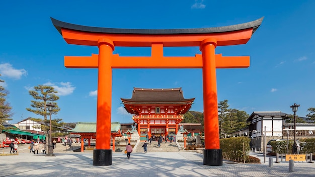 Zdjęcie kyoto japonia 24 lutego 2014 fushimi inari shrine z obiektywu tiltshift w kyoto japan