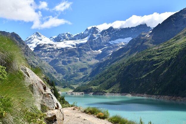 La bella diga di Place Moulinin valle d039Aostacon i suoi bei colori verde smeraldo