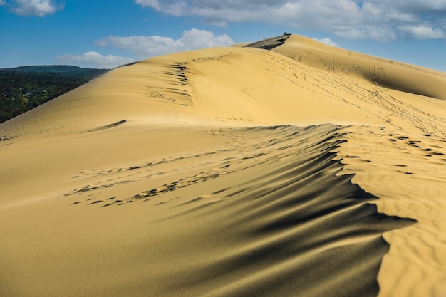 Zdjęcie la dune du pyla z błękitnym niebem, akwitania, francja