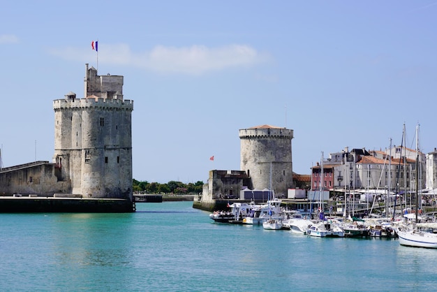 La Rochelle, Akwitania Francja - 12 12 2021: Słynny stary port portowy francja ocean atlantyckie wybrzeże w La Rochelle we Francji