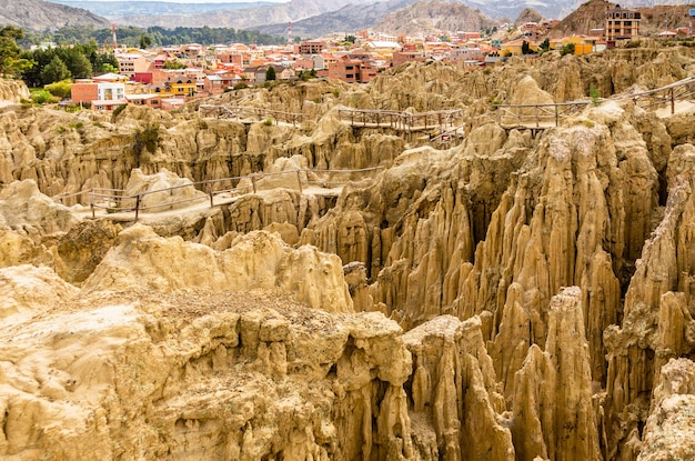 Labirynt Doliny Księżycowej lub Valle De La Luna zerodowane kolce piaskowca z przedmieściami miasta La Paz w tle Boliwia