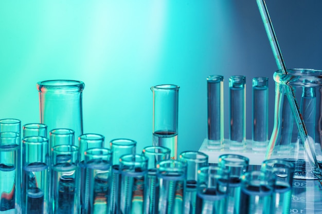 Laborancki chemii glassware na zieleni stonowanym tle