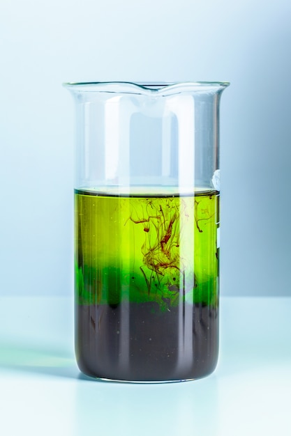 Zdjęcie laborancki kolbiasty szklany z odbiciami na stołu zakończeniu up