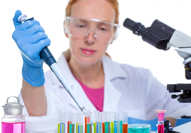 Zdjęcie laboratorium chemiczne naukowiec kobieta pracuje z pipety