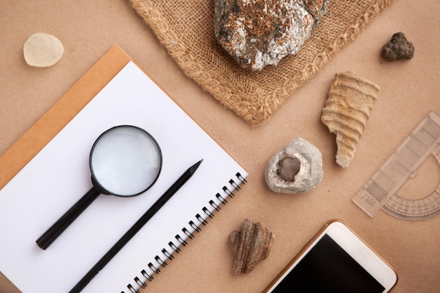 Laboratorium Geologiczne Skalne. Próbki Kamienia, Pętla, Notatnik I Telefon Komórkowy W Laboratorium Geologicznym. Laboratorium Analiz Geologicznych Materiałów Glebowych, Kamieni, Minerałów, Próbek Skał Dla Badaczy