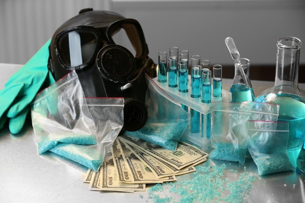 Zdjęcie laboratorium narkotykowe niebieska metamfetamina i pieniądze na stole z bliska
