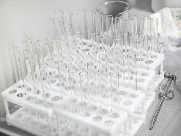 Zdjęcie laboratorium naukowe probówki sprzęt laboratoryjny na białym wsparciu