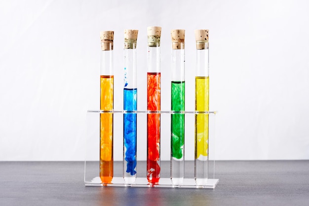 Laboratoryjna szklana tubka z barwionym płynem