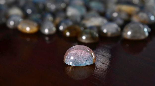 Labradorytejewelry lapiz kamień lapiz odizolowany klejnot biały bransoletka klejnoty ozdoba fioletowy kolor koraliki koralik zielonyjedzenie owoce jagody niebieski czarny