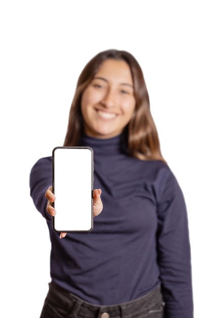 Łacińska dziewczyna nieostrość pokazuje pusty ekran jej telefonu komórkowego odizolowywającego na białym tle