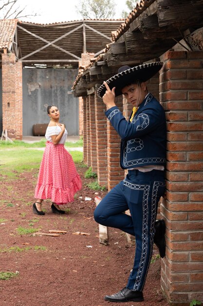 Zdjęcie Łacińska para tancerzy ubranych w tradycyjny meksykański strój z guadalajara jalisco meksyk latin amer