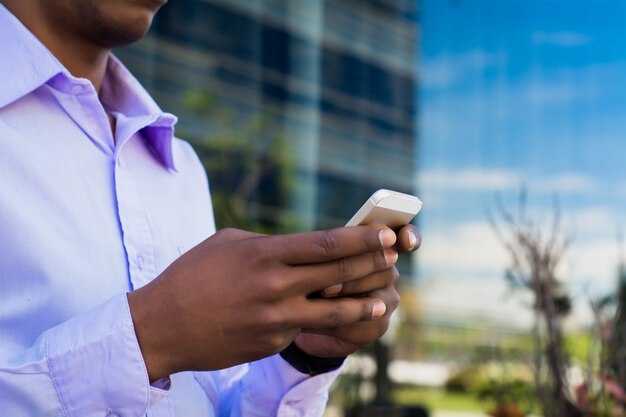 Łaciński Biznesmen Używa Telefon Komórkowego W Mieście.