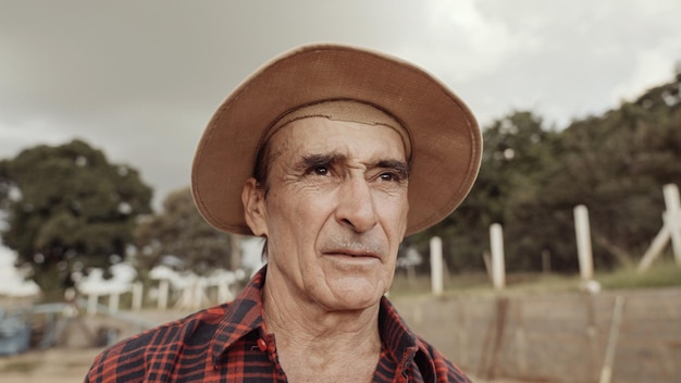 Łaciński rolnik w luźnej koszuli w gospodarstwie na tle gospodarstwa