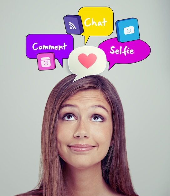Łączenie się przez media społecznościowe Zbliżenie atrakcyjnej młodej kobiety patrzącej na bąbelki w mediach społecznościowych