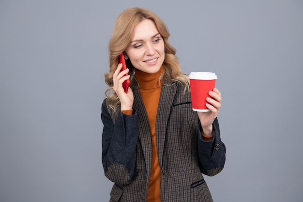 Łączenie Się Z Kimś. Kobieta Rozmawia Przez Telefon Picia Kawy. Szczęśliwa Kobieta Ma Rozmowę. Nawiązywanie Połączenia. Nowoczesny Styl życia. Komunikacja Mobilna. Dobry I Produktywny Poranek.