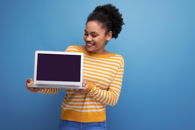 Ładna afro brunetka łacińskiej młodej kobiety biurowej trzymającej laptopa