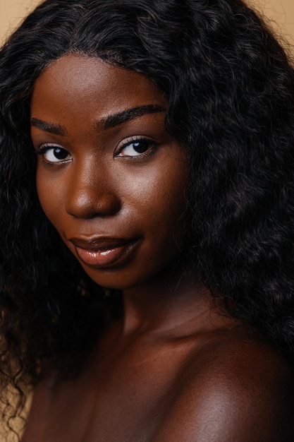 Ładna afrykańska młoda kobieta pozuje w studio koncepcji o kosmetologii piękna i różnorodności