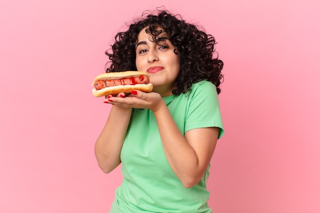 Ładna Arabska Kobieta Trzyma Hot Doga. Koncepcja Fast Food