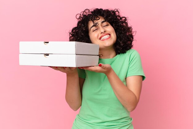 Ładna arabska kobieta trzymająca pudełko pizzy
