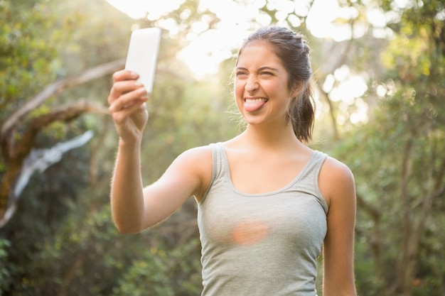 Ładna atlethic brunetka bierze selfie z szeroko rozpościerać jęzorem