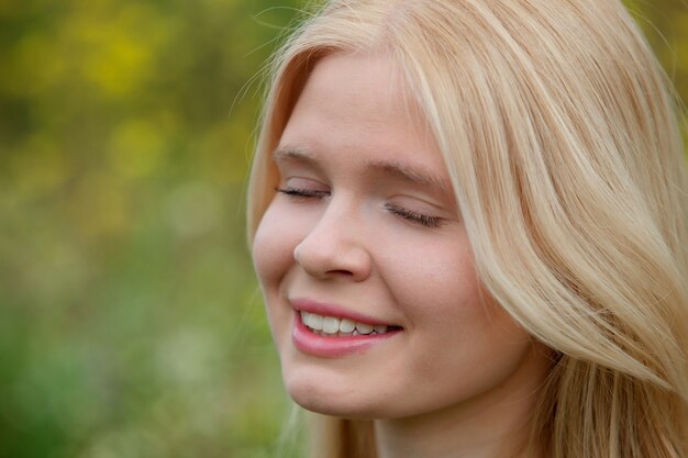 Zdjęcie Ładna blond dziewczyna cieszy się naturę