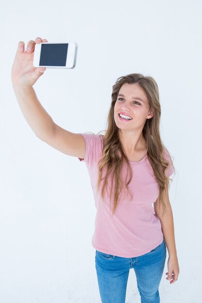 Ładna blondynka bierze selfie ona