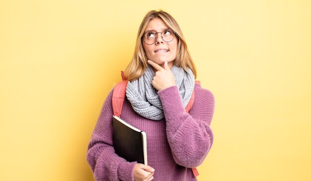 Ładna Blondynka Myśli, Wątpi I Jest Zdezorientowana. Koncepcja Studenta