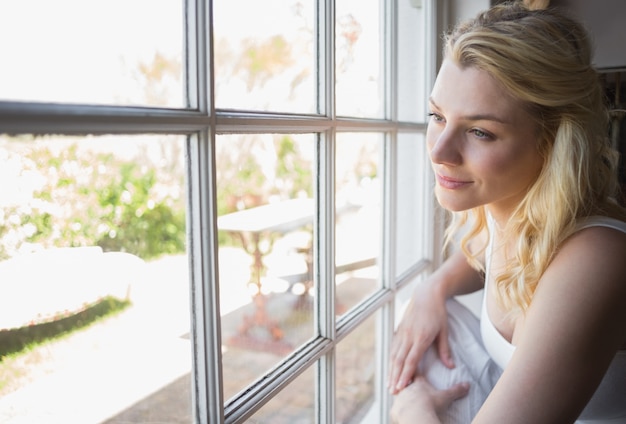 Zdjęcie Ładna blondynka patrząc przez okno