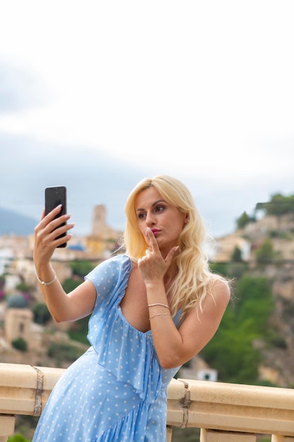 Ładna blondynka po czterdziestce robi sobie selfie