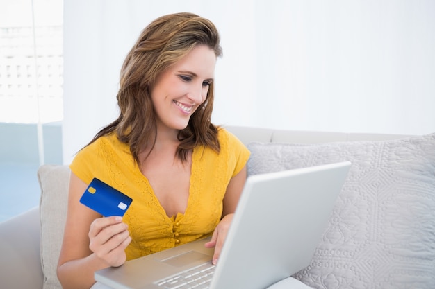 Ładna blondynka używa jej kredytową kartę kupować online