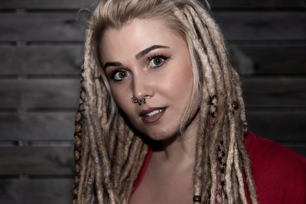 Zdjęcie Ładna blondynka z pewnymi dreadlocks patrząc w kamerę