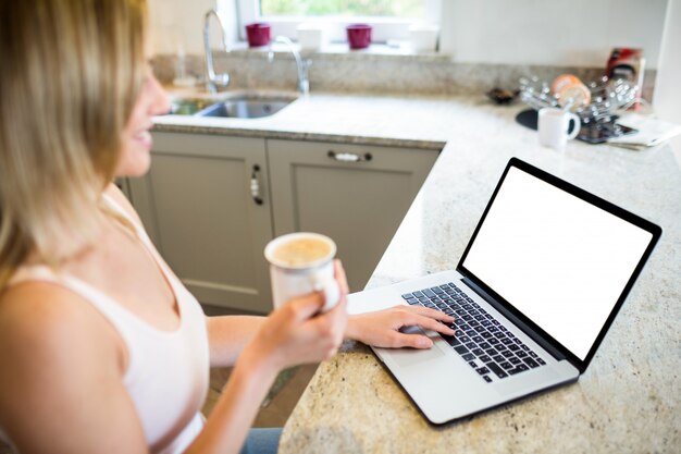 Ładna Blondynki Kobieta Ma Kawę I Używa Laptop