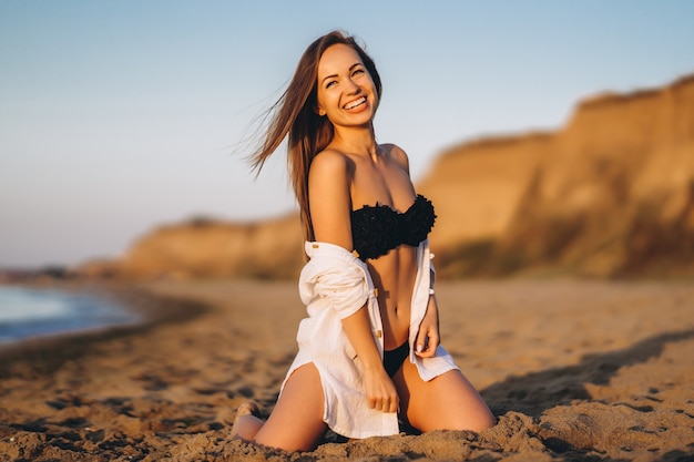 Ładna brunetka kobieta relaks na plaży nad morzem.