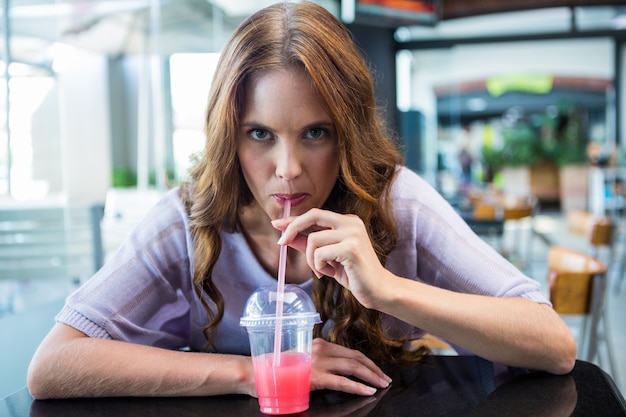 Ładna brunetka sączy na smoothie