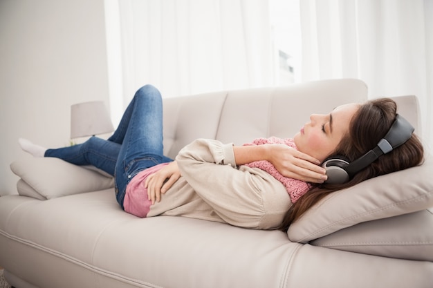 Ładna Brunetka Słucha Muzyka Na Leżance