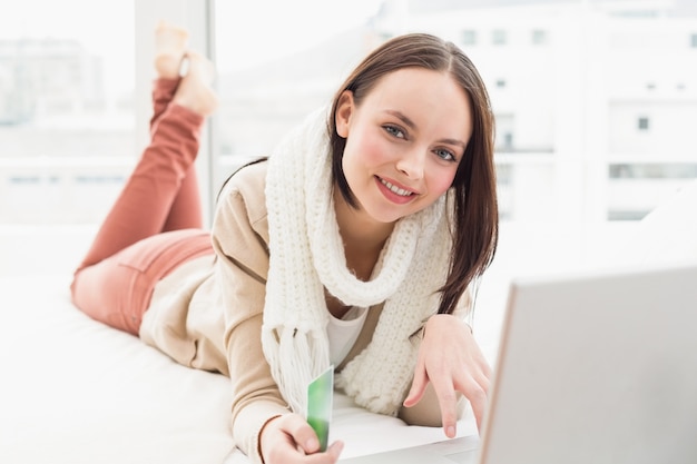 Ładna Brunetka Używa Laptop Na łóżku