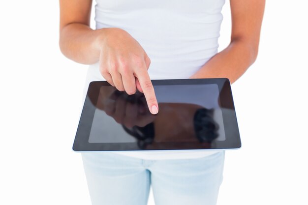 Zdjęcie Ładna brunetka używa pastylka komputer osobistego