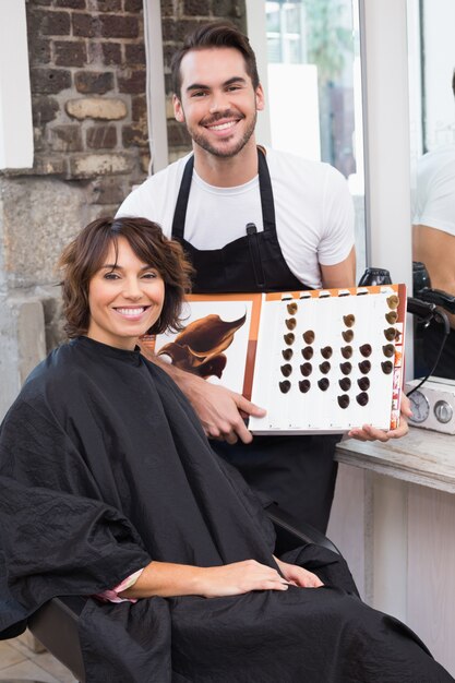 Ładna brunetka wybiera kolor włosów ze stylisty