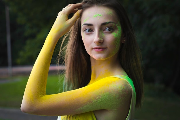 Ładna brunetka z pudrem Holi na twarzy