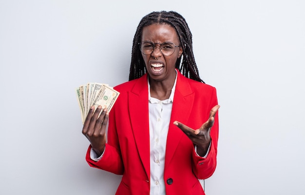 Ładna czarna kobieta wygląda na złą, zirytowaną i sfrustrowaną koncepcję banknotów dolarowych