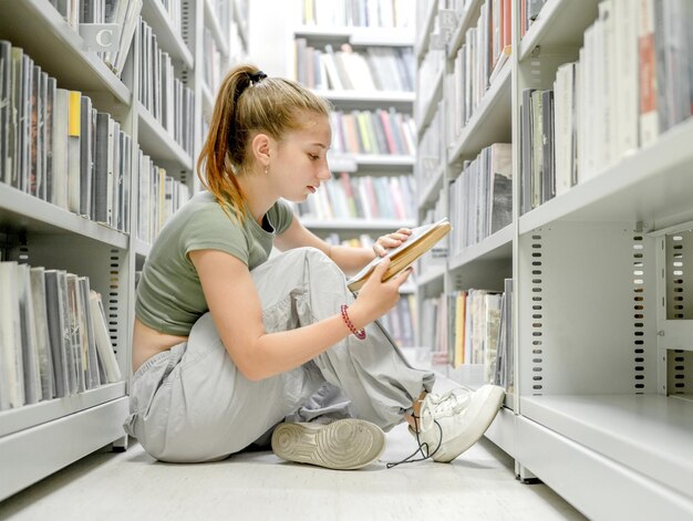 Ładna dziewczyna nastolatka w bibliotece