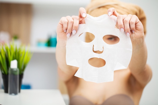 Zdjęcie Ładna dziewczyna nosi maskę do pielęgnacji twarzy w domu.